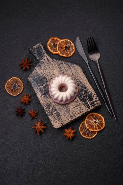 Lezzetli yuvarlak pembe ve beyaz cheesecake laktozsuz, şekersiz, sağlıklı beslenme koyu beton arka planda