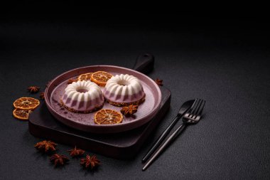 Lezzetli yuvarlak pembe ve beyaz cheesecake laktozsuz, şekersiz, sağlıklı beslenme koyu beton arka planda