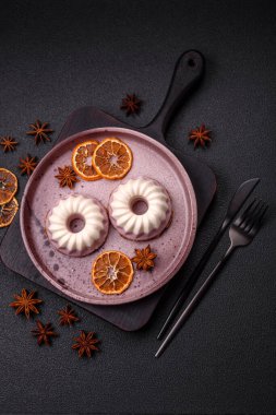 Lezzetli yuvarlak pembe ve beyaz cheesecake laktozsuz, şekersiz, sağlıklı beslenme koyu beton arka planda