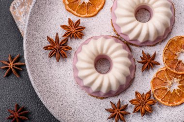 Lezzetli yuvarlak pembe ve beyaz cheesecake laktozsuz, şekersiz, sağlıklı beslenme koyu beton arka planda