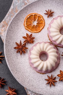 Lezzetli yuvarlak pembe ve beyaz cheesecake laktozsuz, şekersiz, sağlıklı beslenme koyu beton arka planda