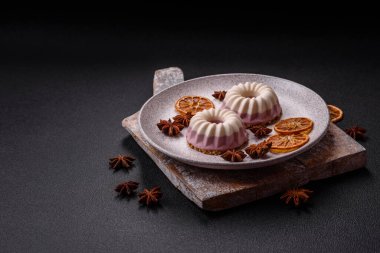 Lezzetli yuvarlak pembe ve beyaz cheesecake laktozsuz, şekersiz, sağlıklı beslenme koyu beton arka planda