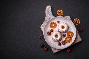 Lezzetli yuvarlak pembe ve beyaz cheesecake laktozsuz, şekersiz, sağlıklı beslenme koyu beton arka planda