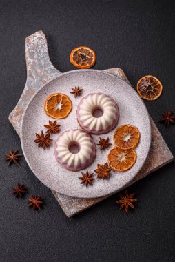 Lezzetli yuvarlak pembe ve beyaz cheesecake laktozsuz, şekersiz, sağlıklı beslenme koyu beton arka planda