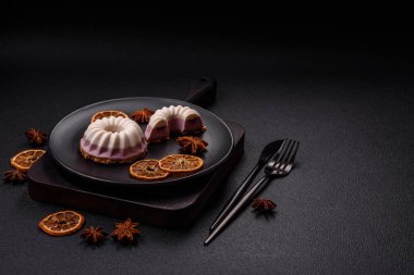 Lezzetli yuvarlak pembe ve beyaz cheesecake laktozsuz, şekersiz, sağlıklı beslenme koyu beton arka planda