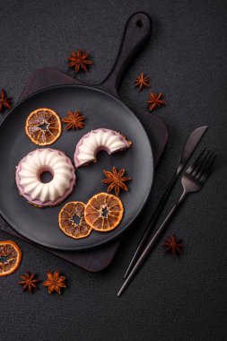 Lezzetli yuvarlak pembe ve beyaz cheesecake laktozsuz, şekersiz, sağlıklı beslenme koyu beton arka planda