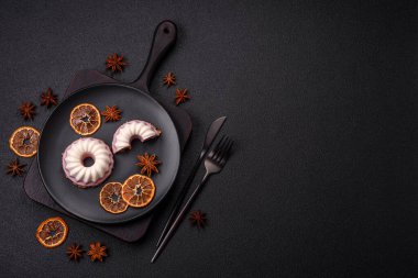 Lezzetli yuvarlak pembe ve beyaz cheesecake laktozsuz, şekersiz, sağlıklı beslenme koyu beton arka planda