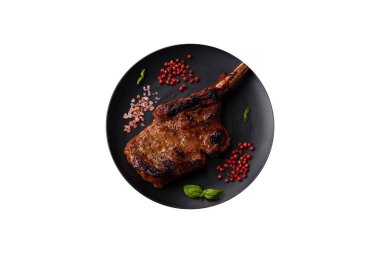 Kemiğin üzerinde leziz bir biftek, balta, tuz, baharat ve çimento kaplı otlar.