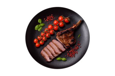 Kemiğin üzerinde leziz bir biftek, balta, tuz, baharat ve çimento kaplı otlar.