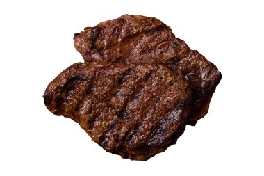 Karanlık bir arka planda taze sulu lezzetli biftek. Baharatlı ve otlu et yemeği.