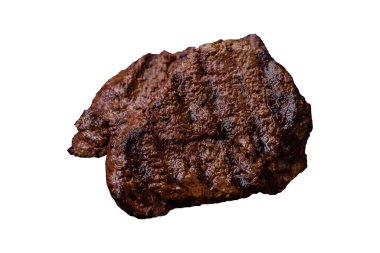 Karanlık bir arka planda taze sulu lezzetli biftek. Baharatlı ve otlu et yemeği.