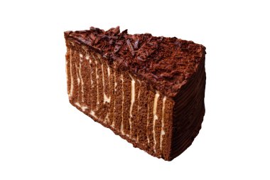 Lezzetli taze cheesecake keki ya da koyu beton arka planda seramik tabakta kremalı ve fındıklı snickers.