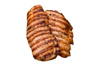 Lezzetli taze ızgara tavuk filetosu, esrarlı baharatlar ve çimento kaplı otlar. Ateşte pişirilmiş bir tabak.