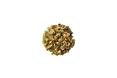 Ispanaklı, somonlu, tuzlu ve baharatlı lezzetli makarna.