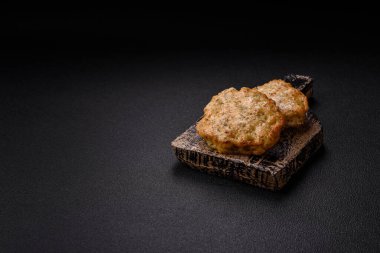 Lezzetli kızarmış tavuk pirzolası, tuzlu, baharatlı ve çimento kaplı.