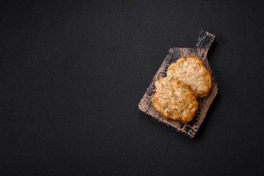 Lezzetli kızarmış tavuk pirzolası, tuzlu, baharatlı ve çimento kaplı.