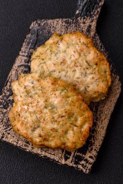 Lezzetli kızarmış tavuk pirzolası, tuzlu, baharatlı ve çimento kaplı.