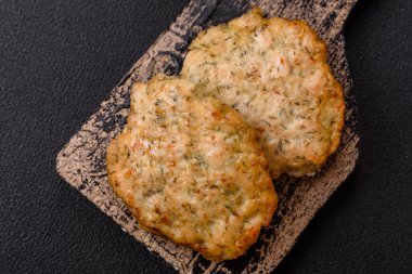 Lezzetli kızarmış tavuk pirzolası, tuzlu, baharatlı ve çimento kaplı.