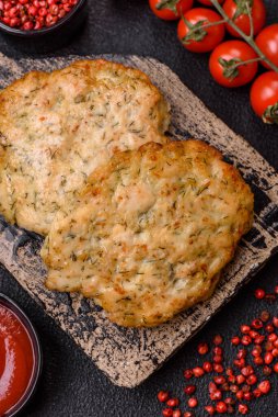 Lezzetli kızarmış tavuk pirzolası, tuzlu, baharatlı ve çimento kaplı.