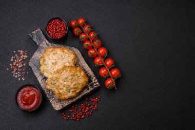 Lezzetli kızarmış tavuk pirzolası, tuzlu, baharatlı ve çimento kaplı.