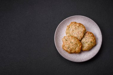Lezzetli kızarmış tavuk pirzolası, tuzlu, baharatlı ve çimento kaplı.