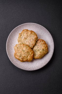 Lezzetli kızarmış tavuk pirzolası, tuzlu, baharatlı ve çimento kaplı.