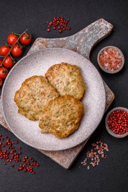 Lezzetli kızarmış tavuk pirzolası, tuzlu, baharatlı ve çimento kaplı.