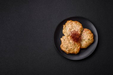 Lezzetli kızarmış tavuk pirzolası, tuzlu, baharatlı ve çimento kaplı.