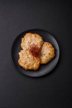 Lezzetli kızarmış tavuk pirzolası, tuzlu, baharatlı ve çimento kaplı.