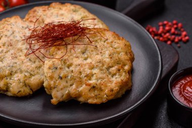 Lezzetli kızarmış tavuk pirzolası, tuzlu, baharatlı ve çimento kaplı.