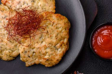 Lezzetli kızarmış tavuk pirzolası, tuzlu, baharatlı ve çimento kaplı.