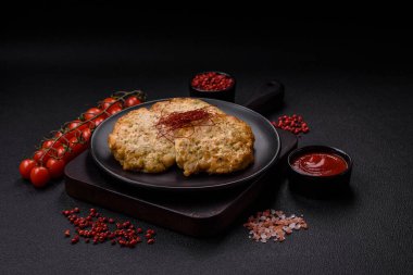 Lezzetli kızarmış tavuk pirzolası, tuzlu, baharatlı ve çimento kaplı.