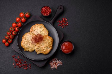 Lezzetli kızarmış tavuk pirzolası, tuzlu, baharatlı ve çimento kaplı.