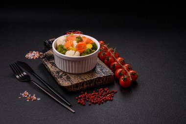 Lezzetli taze sebzeler brokoli, karnabahar, tuz, baharat ve otlarla pişirilmiş havuç.