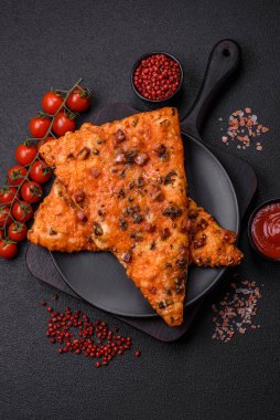 Sosisli, mantarlı, domatesli, peynirli, tuzlu ve baharatlı lezzetli sokak pizzaları.