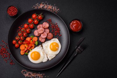 Yağda yumurta, sosis, tuzlu buğulanmış sebze, baharat ve çimento kaplı otlarla nefis besleyici bir kahvaltı.