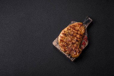 Tuzlu, baharatlı ve çimento kaplı lezzetli domuz bifteği.