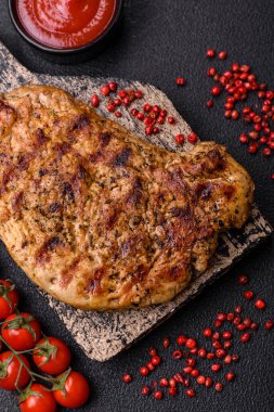 Tuzlu, baharatlı ve çimento kaplı lezzetli domuz bifteği.