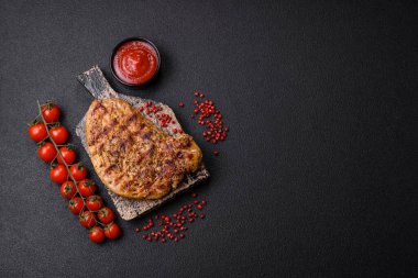 Tuzlu, baharatlı ve çimento kaplı lezzetli domuz bifteği.