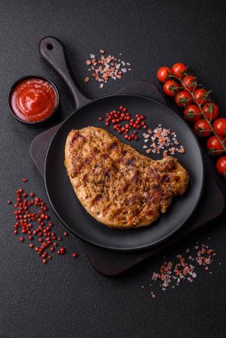 Tuzlu, baharatlı ve çimento kaplı lezzetli domuz bifteği.