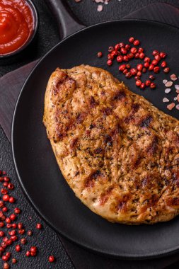 Tuzlu, baharatlı ve çimento kaplı lezzetli domuz bifteği.