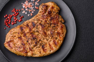 Tuzlu, baharatlı ve çimento kaplı lezzetli domuz bifteği.