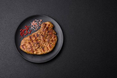 Tuzlu, baharatlı ve çimento kaplı lezzetli domuz bifteği.