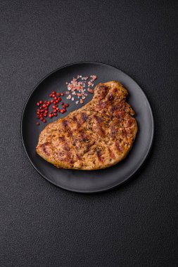 Tuzlu, baharatlı ve çimento kaplı lezzetli domuz bifteği.