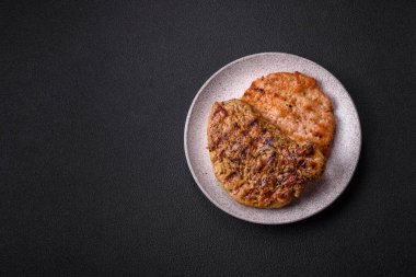 Tuzlu, baharatlı ve çimento kaplı lezzetli domuz bifteği.