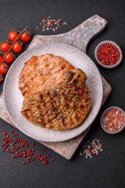 Tuzlu, baharatlı ve çimento kaplı lezzetli domuz bifteği.