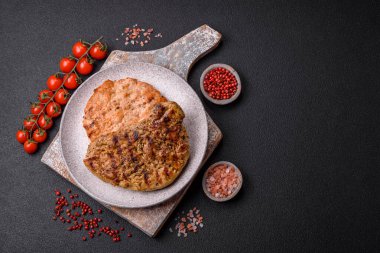 Tuzlu, baharatlı ve çimento kaplı lezzetli domuz bifteği.