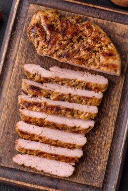 Tuzlu, baharatlı ve çimento kaplı lezzetli domuz bifteği.