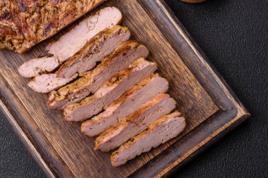 Tuzlu, baharatlı ve çimento kaplı lezzetli domuz bifteği.