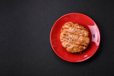 Lezzetli hindi ya da tuzlu, baharatlı ve çimento kaplı tavuk bifteği.